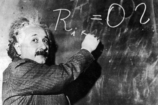 ▲ 1933년 미국 방문이 결과적으로 히틀러의 유대인학살에서 탈출하는 계기가 된 아인슈타인. 에너지는 질량과 빛의 속도의 제곱에 비례한다는 ‘E=mc²’은 그의 가장 유명한 등식일 것이다.