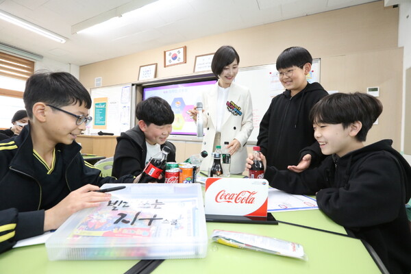 사진=지난 28일 서울 선유중 학생들이 3년 만에 재개된 '빌려쓰는 지구스쿨'에 참여해 '주니어 마케터 - 브랜딩' 수업을 듣고 있다