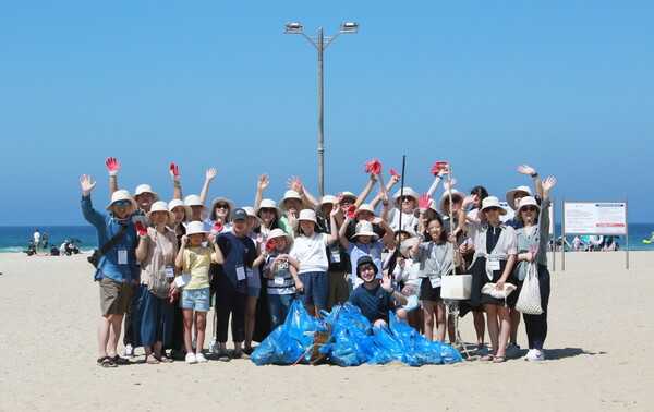 사진=LG생활건강(대표 이정애)은 지난 1일 강원 동해시 망상해변에서 청년 기후환경 활동가 ‘글로벌에코리더 YOUTH’ 103명과 함께 지난해에 이어 두번째로 해변 정화 봉사활동인 ‘비치코밍(Beach combing)’ 캠페인을 전개했다고 밝혔다.