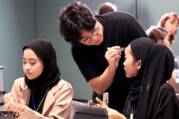 사진=아모레퍼시픽공감재단은 지난 12일, 서울시장 초청 청년 외국인 교육생들을 대상으로 ‘K-뷰티학과 메이크업 멘토링’을 진행했다.