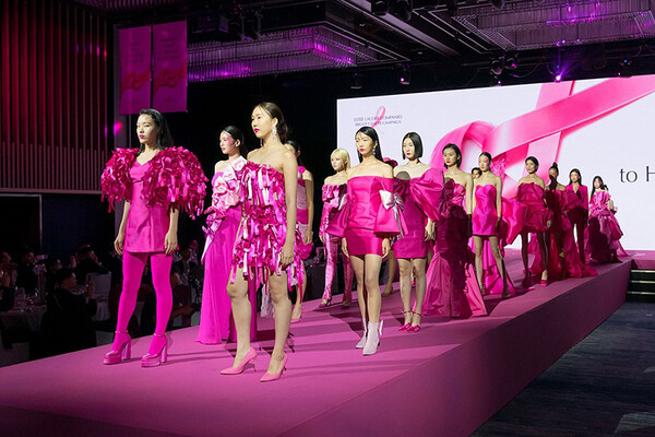 사진=에스티 로더 컴퍼니즈 코리아의 ‘핑크리본 런웨이’ 패션쇼에서 핑크리본과 유방암 캠페인에서 영감을 받은 다양한 주제의 20벌의 핑크리본 패션 의상들을 20명의 모델들이 선보이고 포즈를 취하고 있다. 