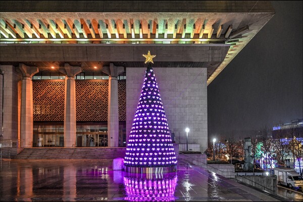 아모레퍼시픽재단(이사장 서경배)이 화장품 공병으로 만든 크리스마스 트리 ‘희망의 빛 1332’를 전시한다.