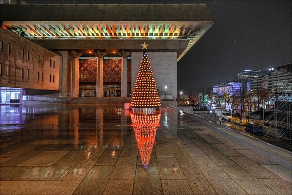 아모레퍼시픽재단(이사장 서경배)이 화장품 공병으로 만든 크리스마스 트리 ‘희망의 빛 1332’를 전시한다.