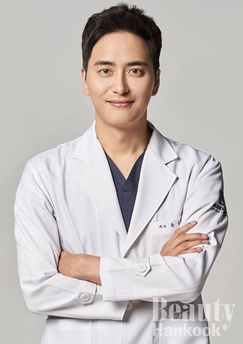 Dr. Sung Eun Yoon, founder of Brandnew Clinic and the developer of pioneering treatments such as the salmon injection (PDRN), baby injection (MGF), and contour injection series in Korea, personally created the dermocosmetic brand YSE. [Photo: fasfas]