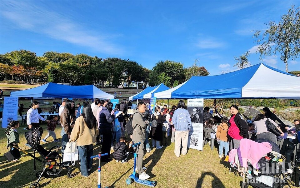 모처럼 청명한 가을하늘 아래 행사장에는 지역주민과 고려인들이 전통문화를 체험하며 가을의 정취를 느꼈다. 사진=이수한 기자