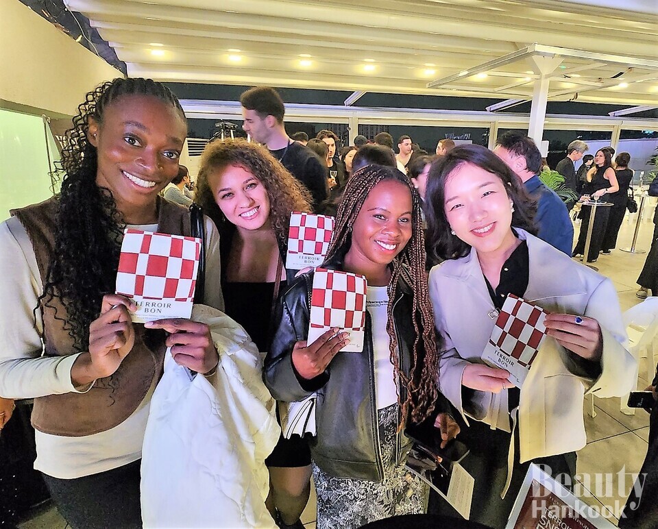 The K-beauty indie brand ‘Terroir Bon’ attracted strong responses from international visitors with its mini booth featuring its signature mask packs. Minzy Kim (far right in the photo) explained, “Our plant stem cell-based mask packs target the mid-to-high-end premium market, including major Korean department stores,” adding that “K-beauty and K-fashion are gaining remarkable traction in global markets.”