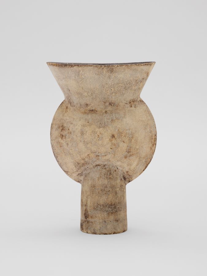 한스 코퍼(Hans Coper, 1920–1981) 〈초기 ‘시슬(Thistle)’ 형태〉, 약 1955년경스톤웨어, 질감과 조각 선이 새겨진 표면 위에 여러 겹의 포슬린 슬립과 앙고브 처리, 내부 망간 유약, 높이 25.7 cm [사진=갤러리 LVS 제공]