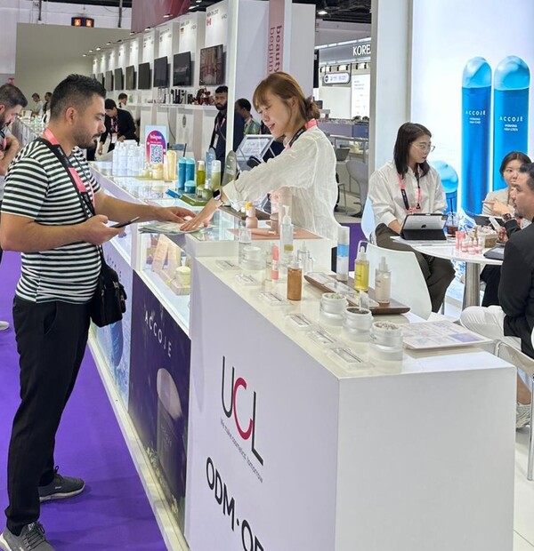 두바이 뷰티월드 현장에서 유씨엘 담당자가 바이어와 제품 상담을 진행하고 있다.