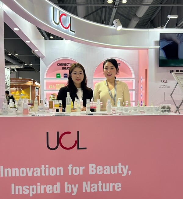 홍콩 코스모프로프 아시아 전시회에 참가한 유씨엘 직원들이 부스에서 바이어 맞이를 준비하고 있다.