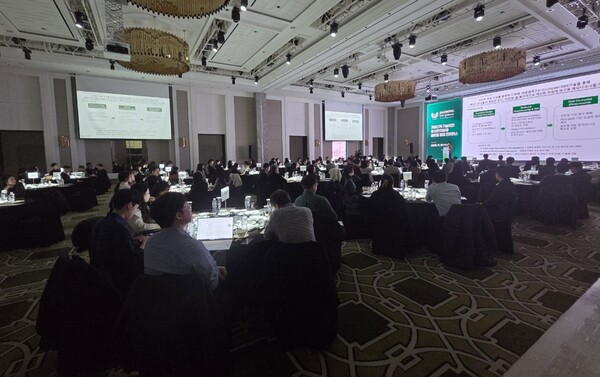 인천 파라다이스시티에서 열린 ‘개량신약 기술이전 및 비만치료제 글로벌 협업 컨퍼런스’에서 박은주 이사가 핵심 파이프라인 R&D 성과와 개발 로드맵을 발표하자 참석자들이 경청하고 있다.